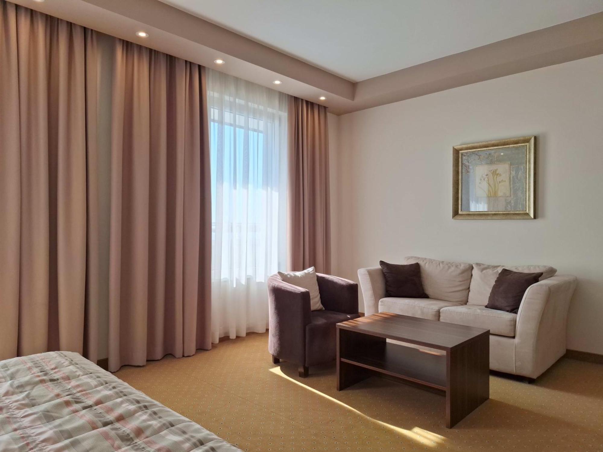 Hotel Monogram Park Ruma Ngoại thất bức ảnh