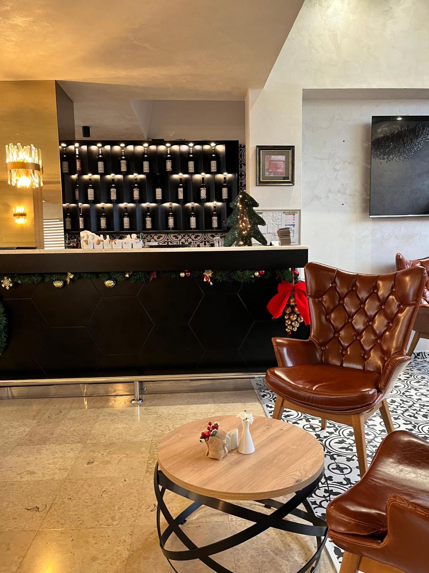 Hotel Monogram Park Ruma Ngoại thất bức ảnh