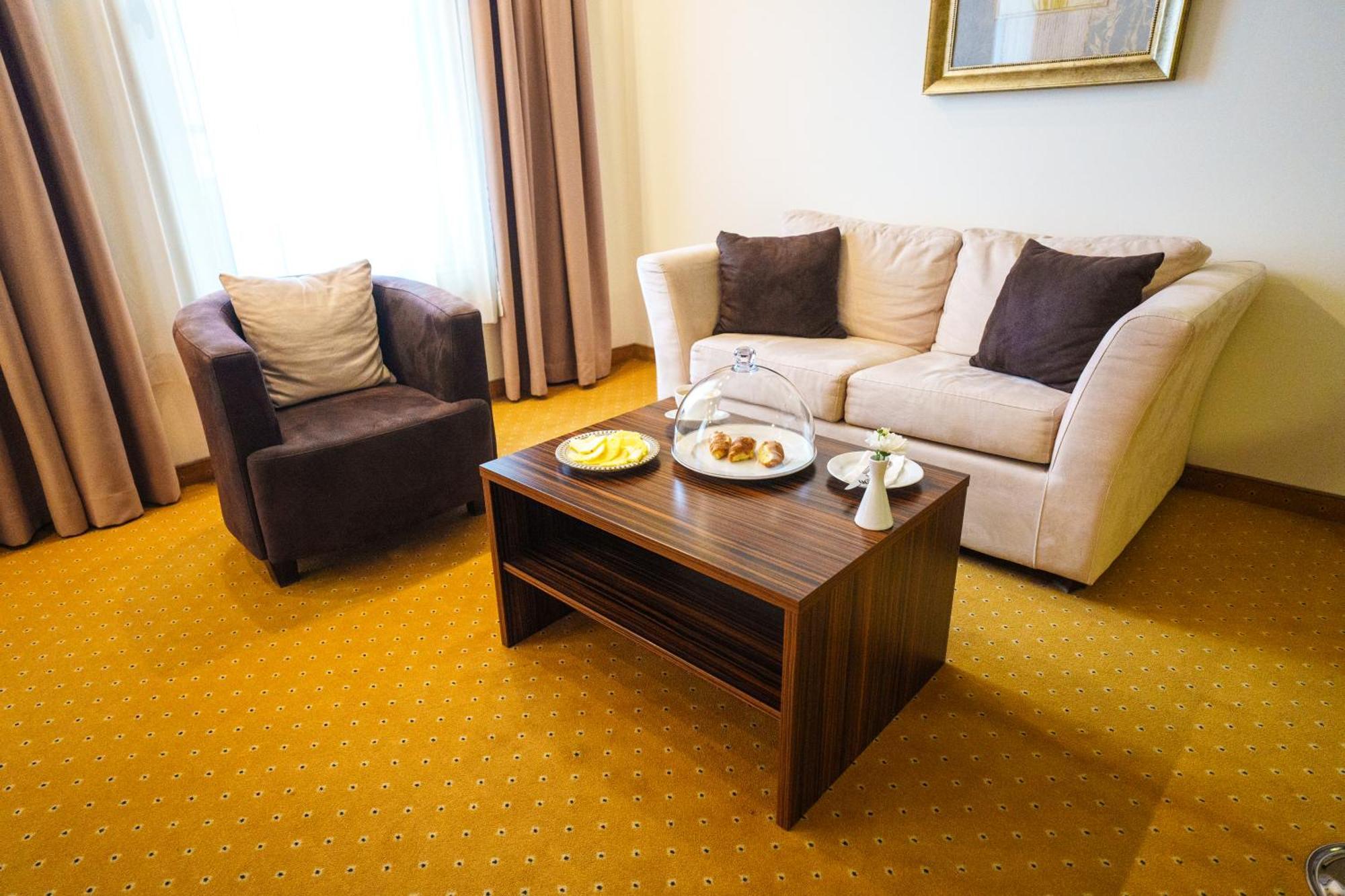Hotel Monogram Park Ruma Ngoại thất bức ảnh