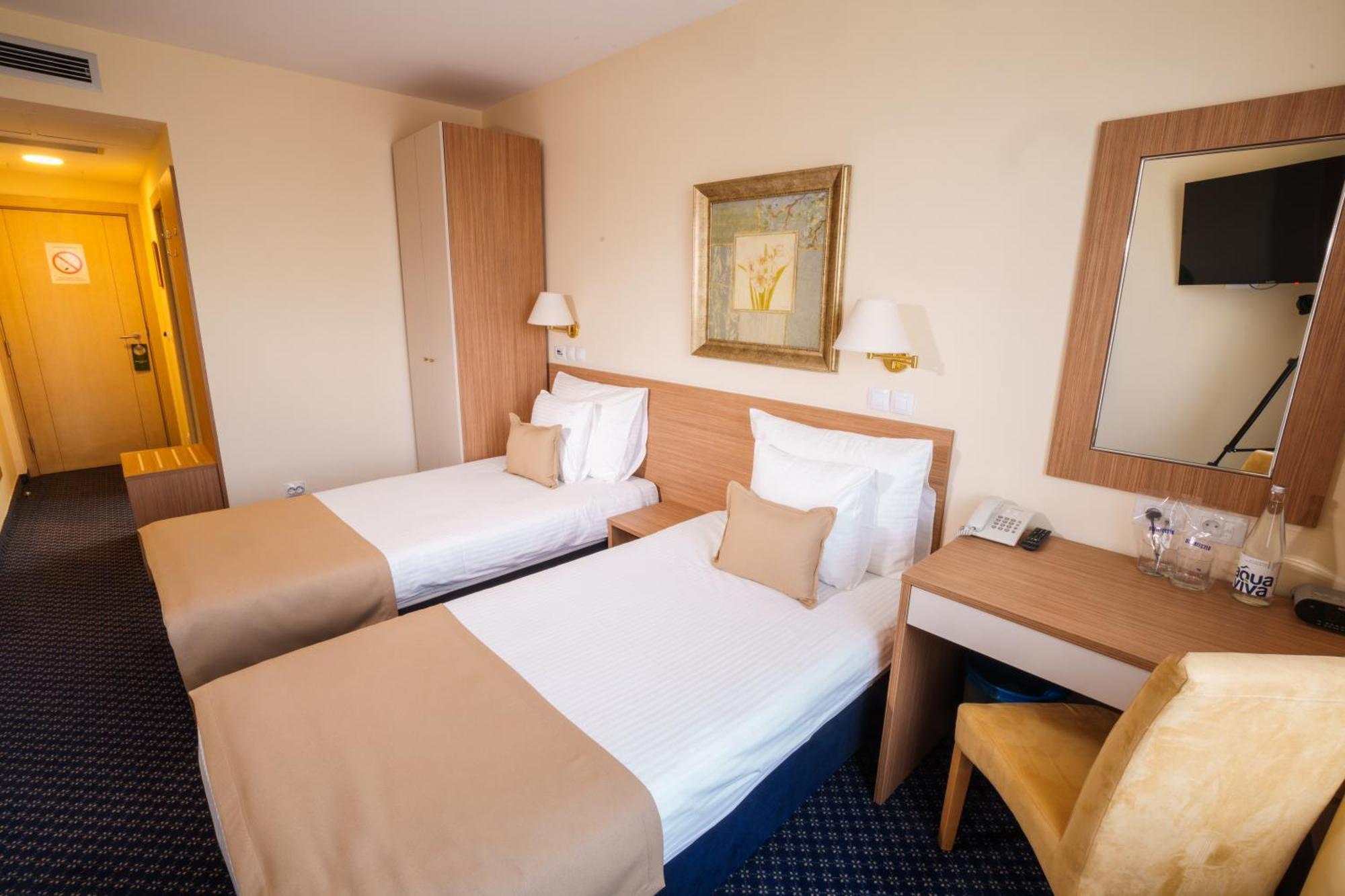 Hotel Monogram Park Ruma Ngoại thất bức ảnh