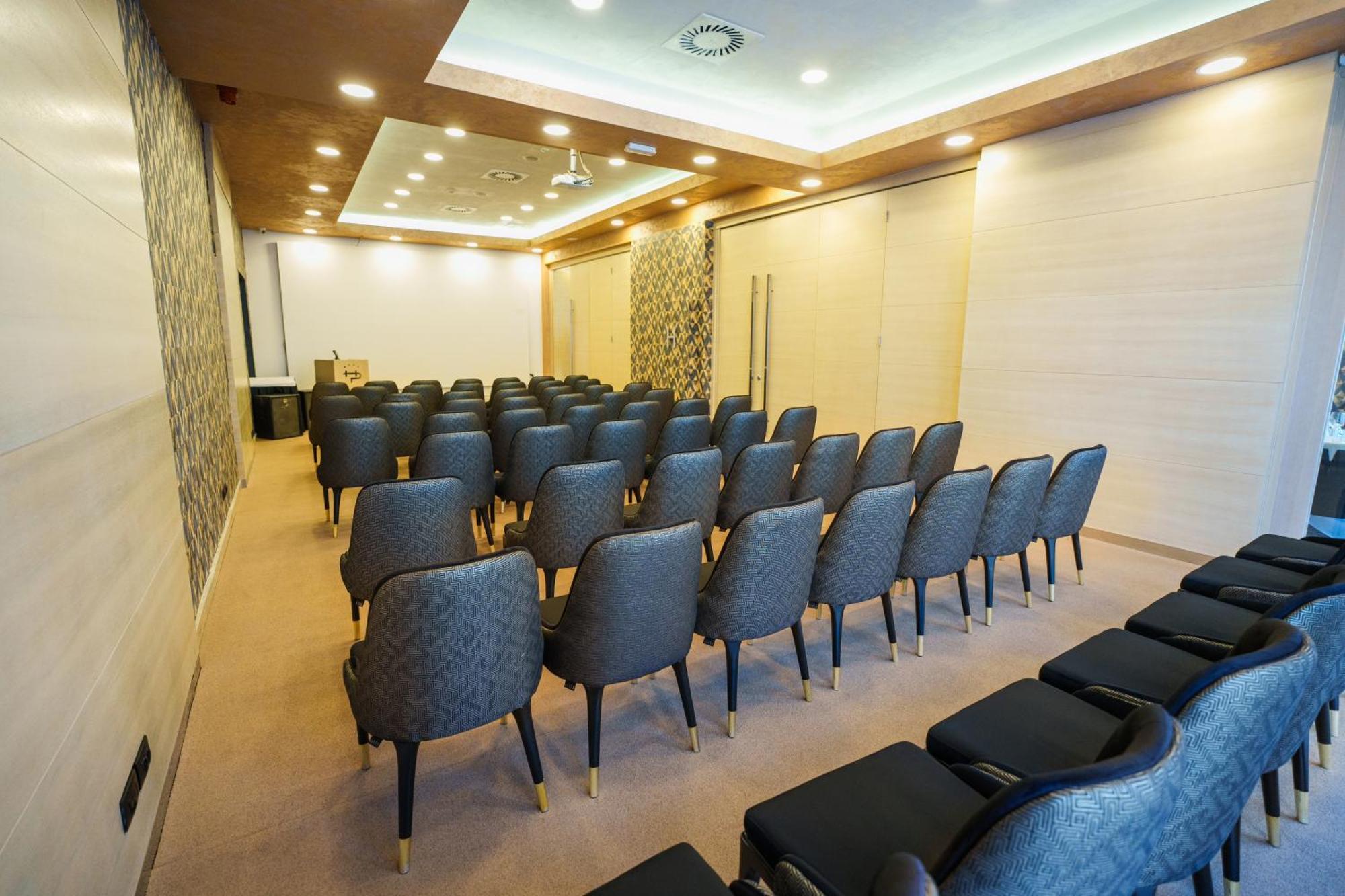 Hotel Monogram Park Ruma Ngoại thất bức ảnh
