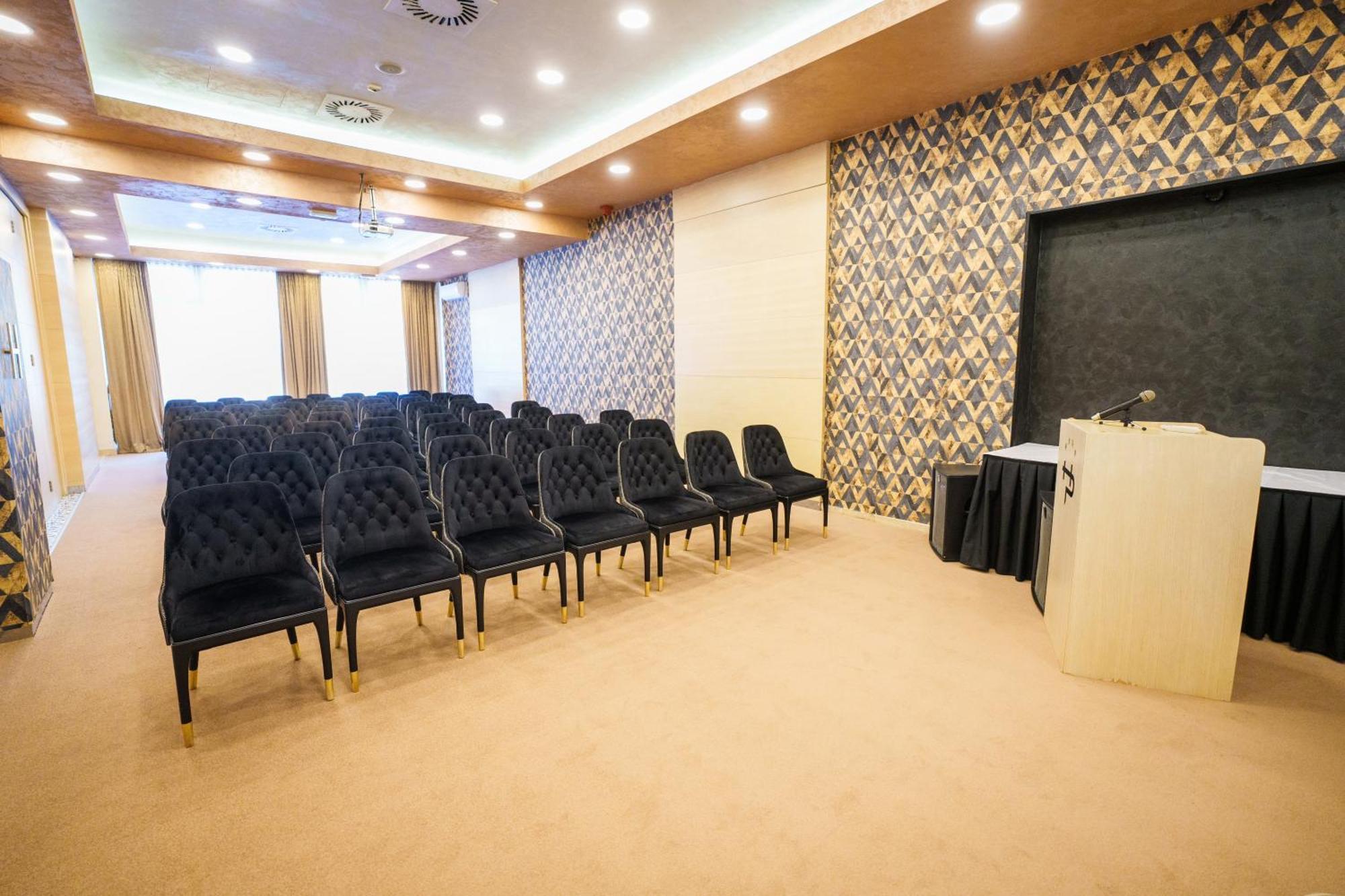 Hotel Monogram Park Ruma Ngoại thất bức ảnh