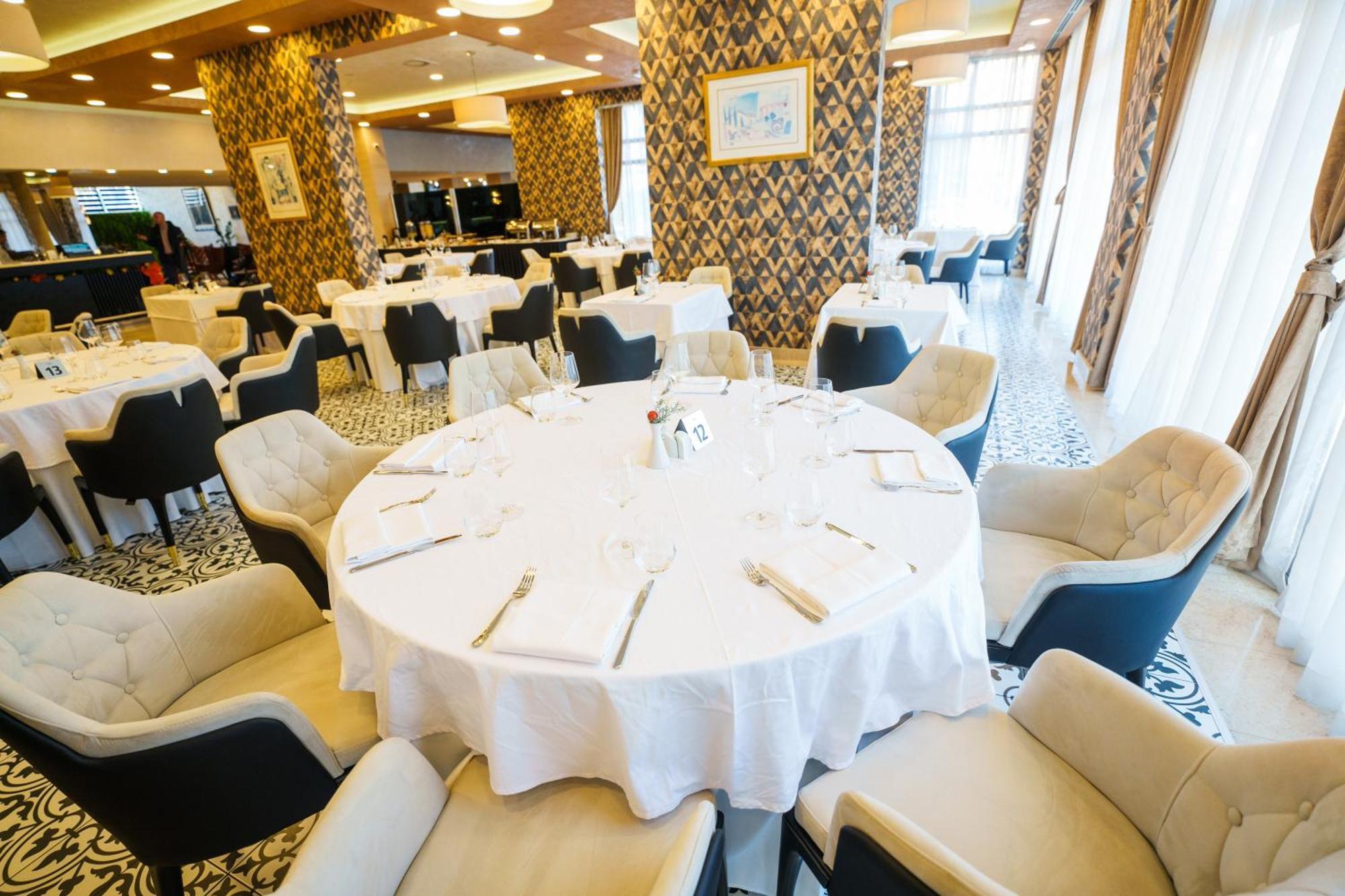 Hotel Monogram Park Ruma Ngoại thất bức ảnh