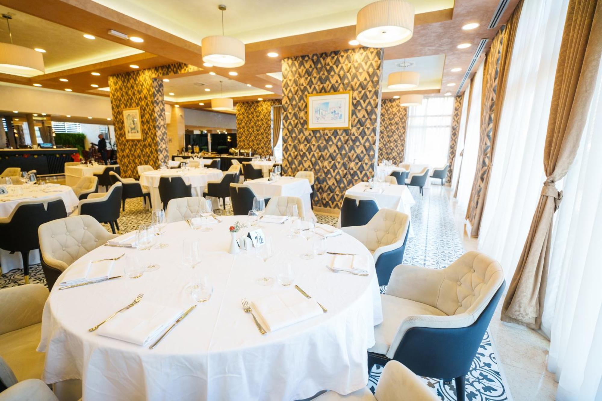 Hotel Monogram Park Ruma Ngoại thất bức ảnh