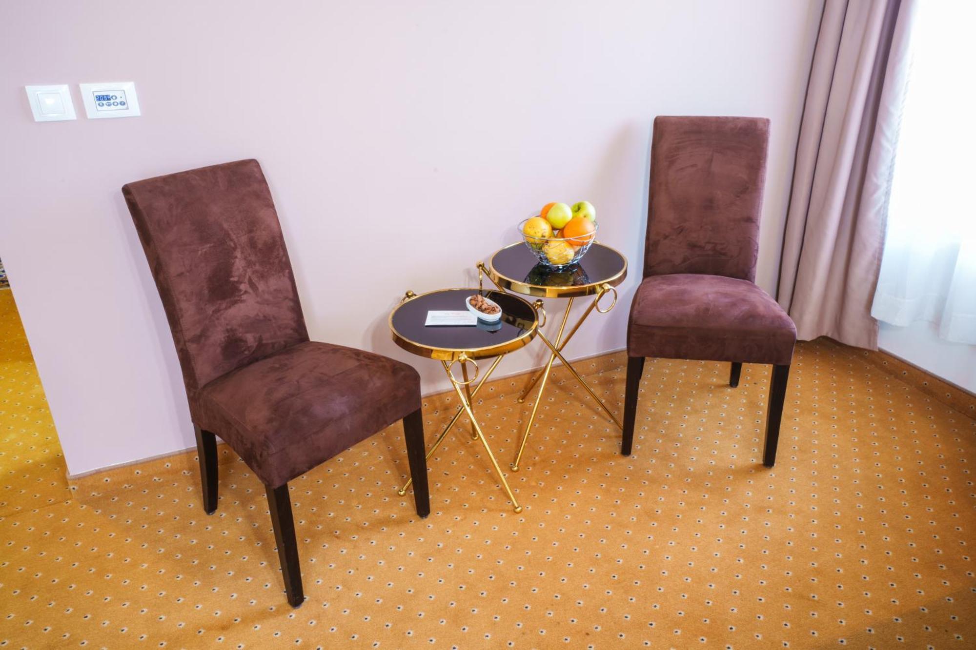 Hotel Monogram Park Ruma Ngoại thất bức ảnh