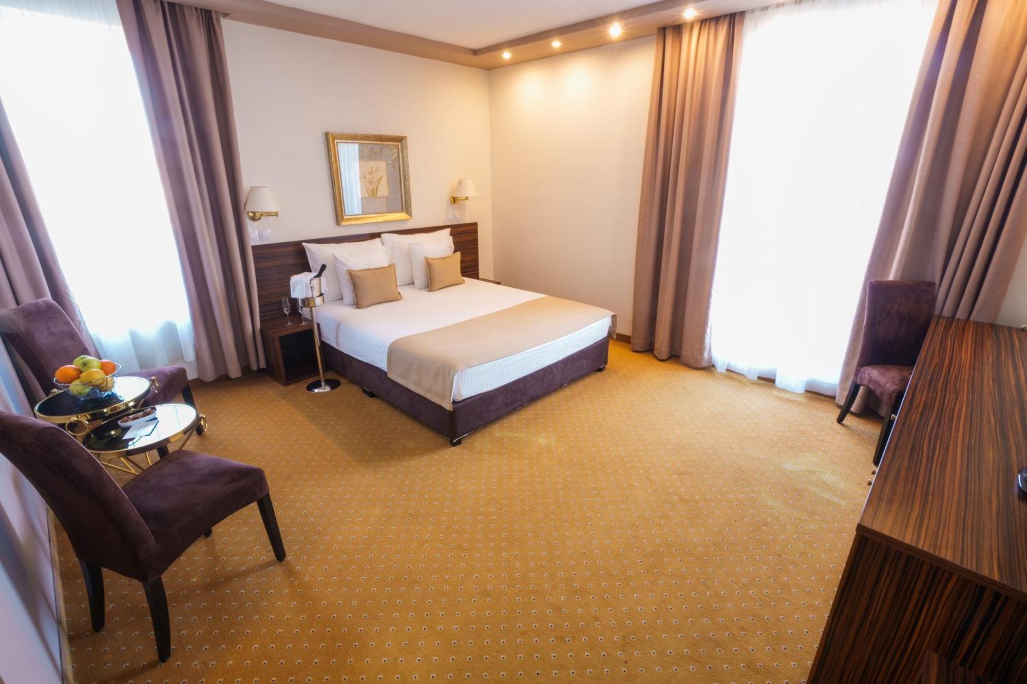 Hotel Monogram Park Ruma Ngoại thất bức ảnh