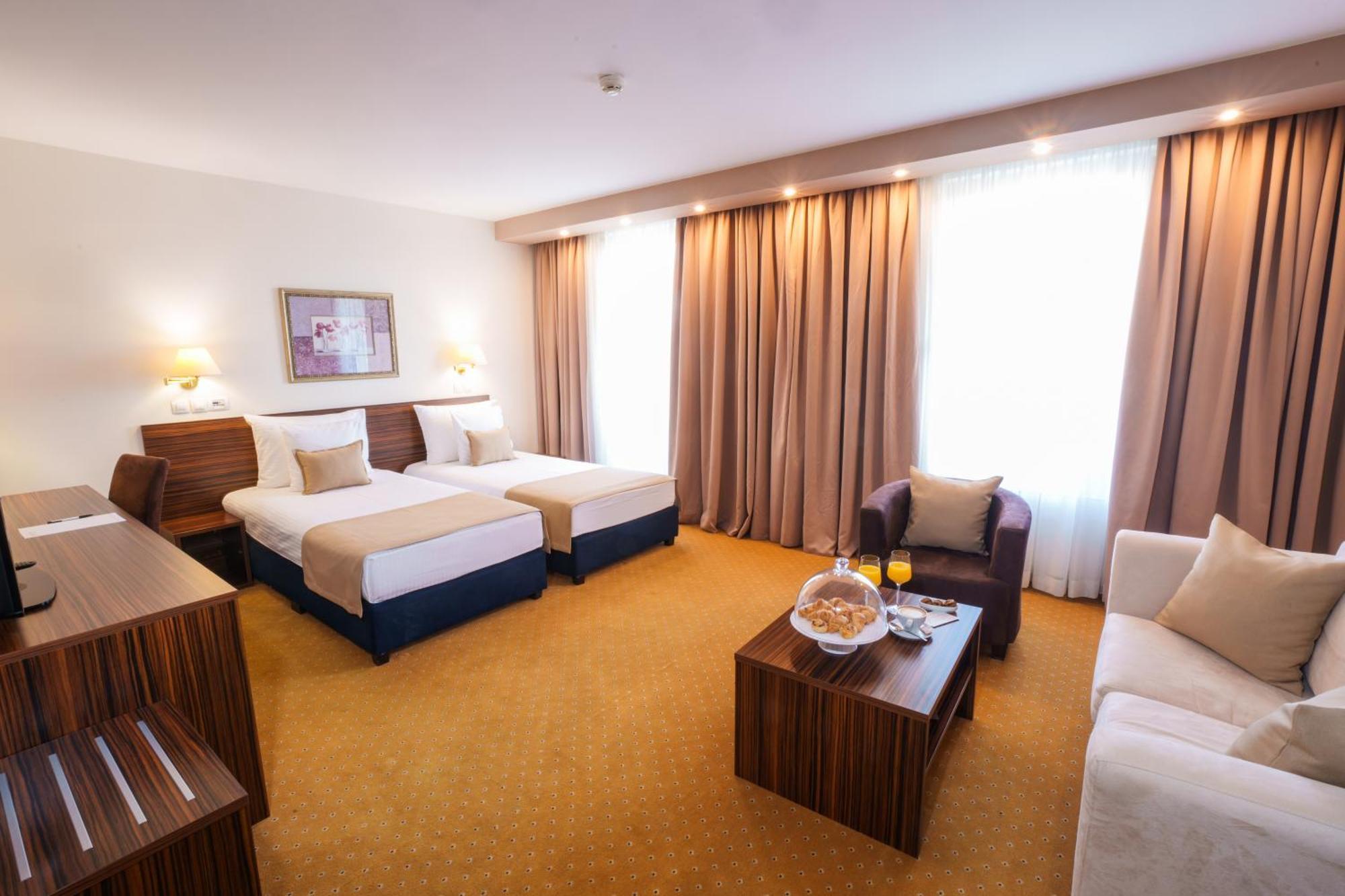 Hotel Monogram Park Ruma Ngoại thất bức ảnh