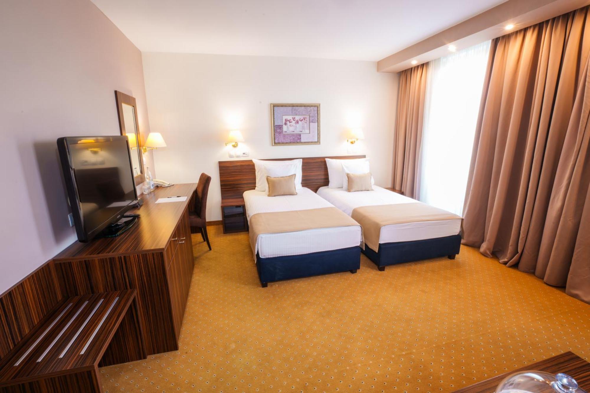 Hotel Monogram Park Ruma Ngoại thất bức ảnh