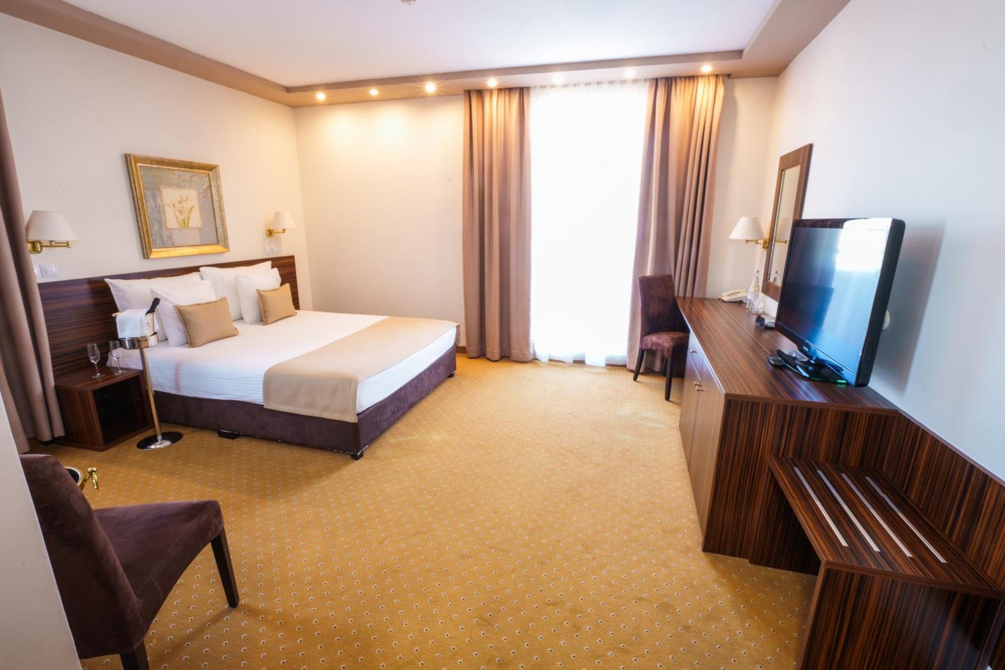 Hotel Monogram Park Ruma Ngoại thất bức ảnh