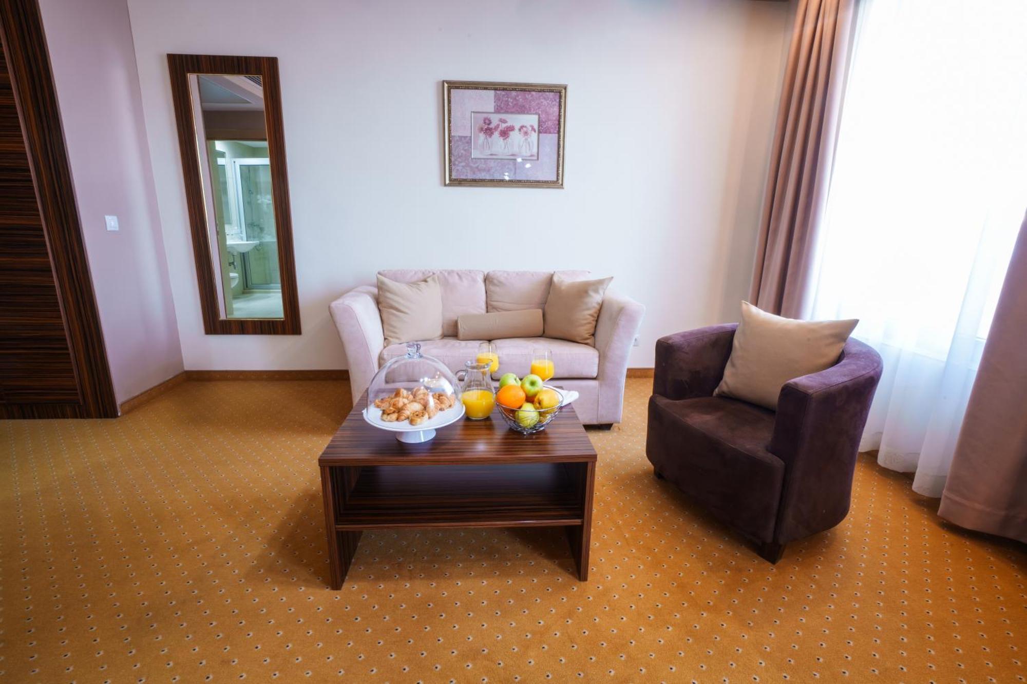 Hotel Monogram Park Ruma Ngoại thất bức ảnh