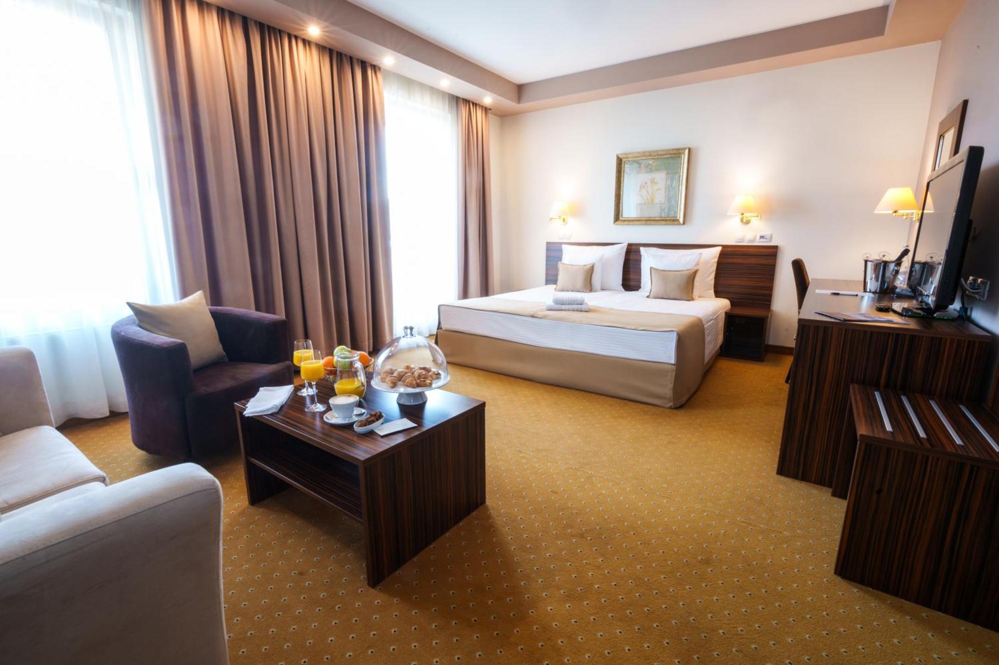 Hotel Monogram Park Ruma Ngoại thất bức ảnh