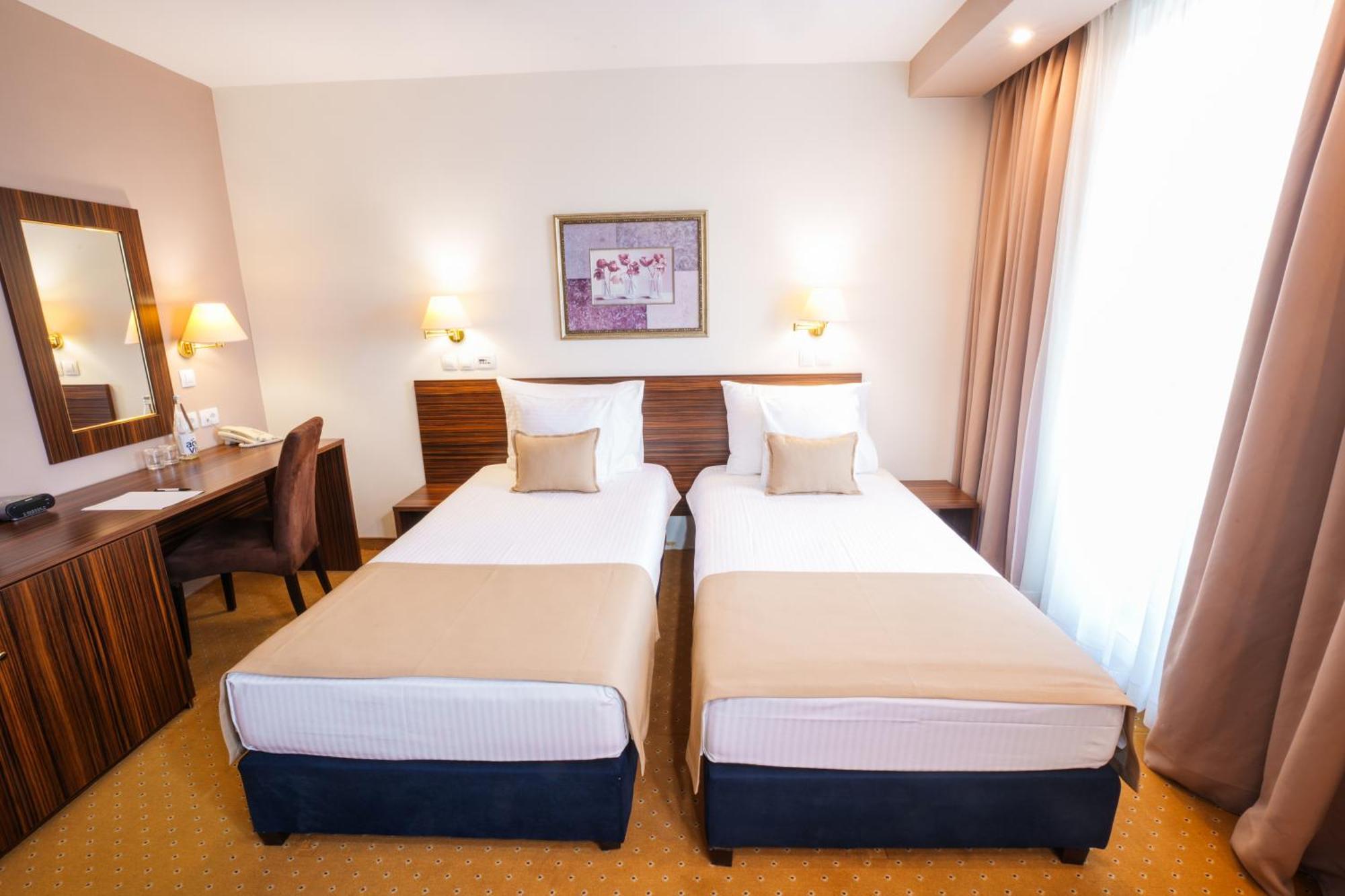 Hotel Monogram Park Ruma Ngoại thất bức ảnh