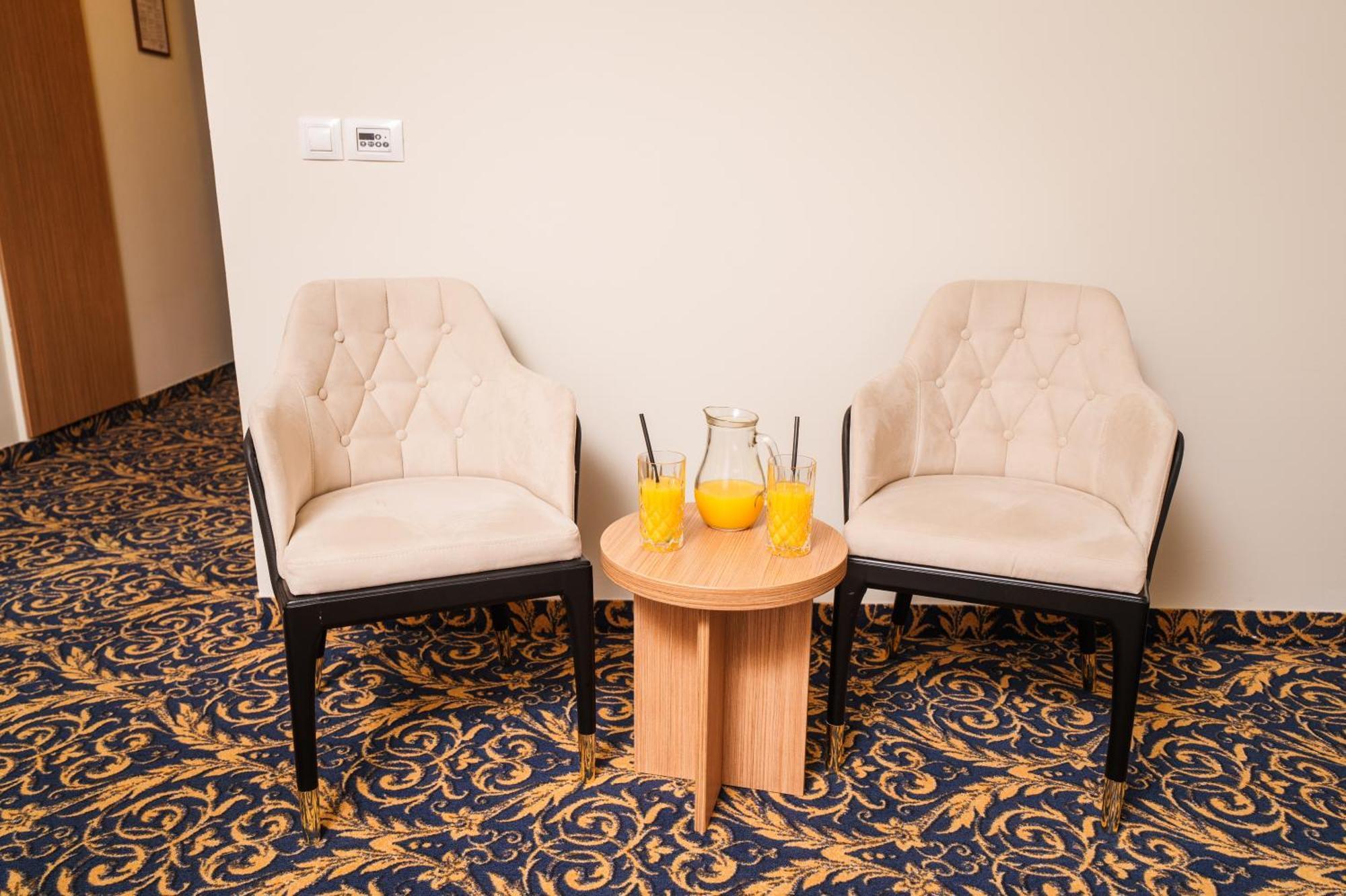 Hotel Monogram Park Ruma Ngoại thất bức ảnh